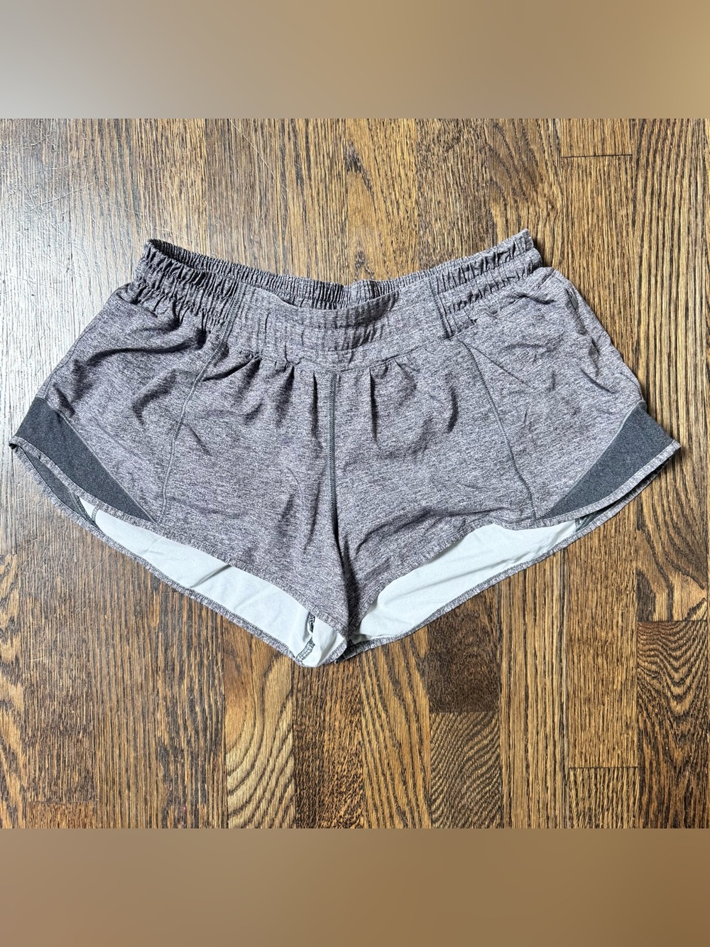 Lululemon women’s hotty hot gray workout running athletic 2.5” shorts Sz 8